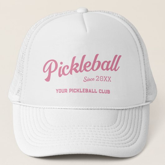 Preppy Roze Pickleball Club Custom Crest Party Trucker Pet (Voorkant)