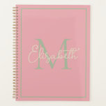 Preppy roze salie groen en crème monogram planner<br><div class="desc">Deze eenvoudige en moderne agenda planner beschikt over een preppy monogram in zachte tinten van salie groen en crème op roze die u kunt personaliseren met uw keuze van naam en initiaal.</div>