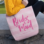 Preppy Roze Stripes het Manuscript Bridesmaid van  Tote Bag<br><div class="desc">De gepersonaliseerde canvas tas van Bridesmaid die het woord "Bridesmaid"in trendy borstelmanuscript tegen een preppy roze bijvoegselachtergrond kenmerkt die voor uw bruidsmeisje perfect is om haar punten te dragen. Bekijk hier de bijpassende make-uptas https://www.zazzle.com/preppy_pink_stripes_brush_script_bridesmaid_makeup_bag-223977580678893594?rf=238364477188679314 en pas deze aan door de plaatsaanduidingstekst te vervangen. Klik op de knop "Aanpassen" voor meer...</div>