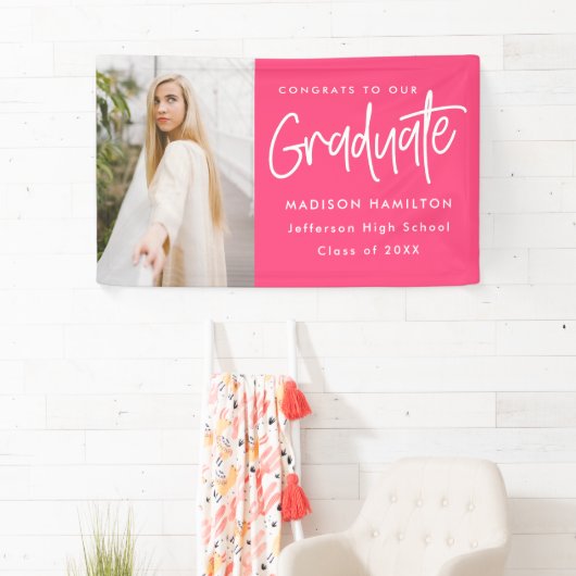 Preppy Script Hot Pink Photo Afstuderen Spandoek (Insitu)