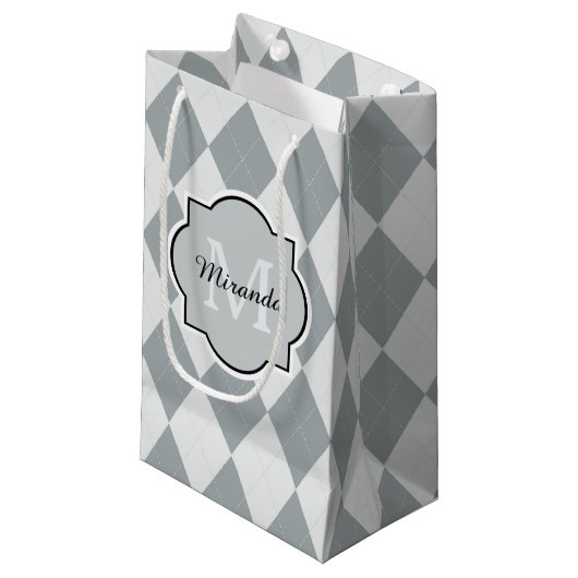 Preppy Soft Grey Argyle Girly Monogram en naam Klein Cadeauzakje (Voorkant Gekanteld)