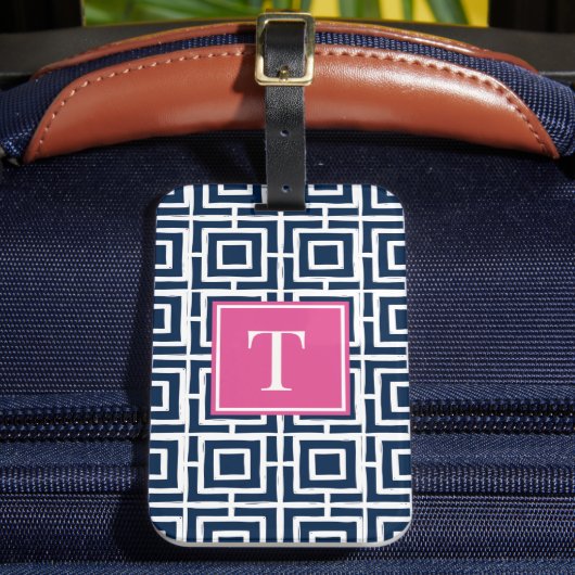 Preppy Square Lattice Monogram – Navy & Hot Pink Bagagelabel (Voorkant Insitu 2)