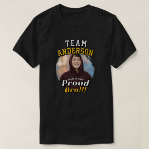 Preppy Team [Achternaam] Trots Bro Afstudeerfoto T-shirt