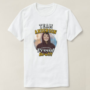 Preppy Team [Achternaam] Trots Bro Afstudeerfoto T-shirt