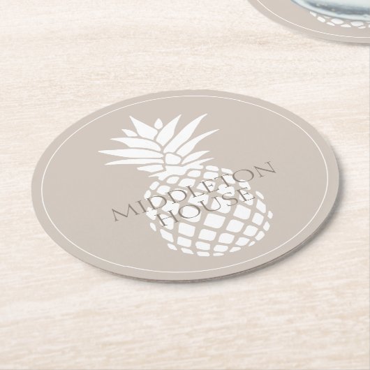 Preppy White Pineapple on Beige Personalized Ronde Kartonnen Onderzetter (Gebogen)