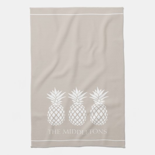 Preppy White Pineapples on Beige Theedoek (Verticaal)