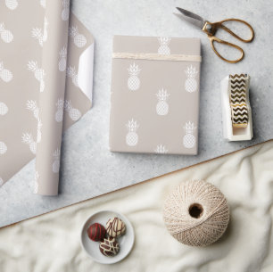 Preppy Witte Ananas op Beige Cadeaupapier