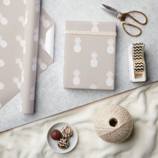 Preppy Witte Ananas op Beige Cadeaupapier (Crafts)