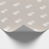 Preppy Witte Ananas op Beige Cadeaupapier (Hoek)