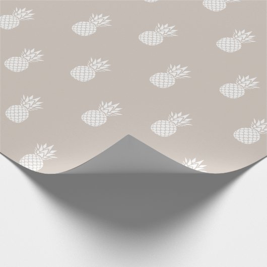 Preppy Witte Ananas op Beige Cadeaupapier (Hoek)