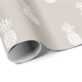 Preppy Witte Ananas op Beige Cadeaupapier (Rol Hoek)