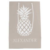 Preppy Witte Ananas op Beige Medium Cadeauzakje (Achterkant)