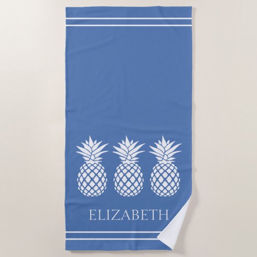 Preppy Witte Ananas op Blauwe Achtergrond Strandlaken (Voorkant)