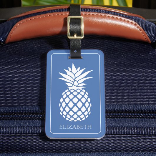 Preppy Witte Ananas op Blauwe Ondergrond Bagagelabel (Voorkant Insitu 2)