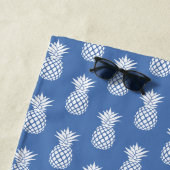 Preppy Witte Ananas op Blauwe Ondergrond Strandlaken (In situ)