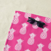 Preppy Witte Ananas op Roze Strandlaken (In situ)
