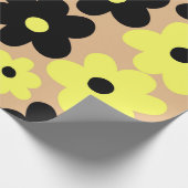 Preppy Yellow Black Hippie Flower Pattern Cadeaupapier (Hoek)