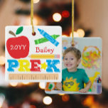 Preschool Keepomwille Apple Crayon Pencil Foto Keramisch Ornament<br><div class="desc">Het pre-K fotoversienontwerp kenmerkt een appel, een heerser, een krijt en een gewaagde, kleurrijke leuke typografie! Klik de aanpassingsknoop voor meer opties om de tekst te wijzigen! De variaties van dit ontwerp, extra kleuren, evenals de coördinerende producten zijn beschikbaar in onze winkel, zazzle.com/store/doodlelulu. Neem contact met ons op als je...</div>