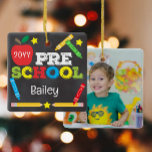 Preschool Keepomwille Chalkboard Colorful Kinder F Keramisch Ornament<br><div class="desc">Voorschoolse ornament design heeft een appel, een liniaal, kleurrijke en leuke typografie! Klik op de knop Aanpassen voor meer opties voor het wijzigen van de tekst! Variaties van dit ontwerp, extra kleuren en coördinerende producten zijn beschikbaar in onze winkel, zazzle.com/store/doodlelulu. Neem contact met ons op als u dit ontwerp op...</div>