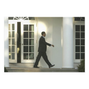 President Barack in diep gepeins terwijl hij loopt Foto Afdruk