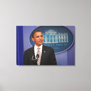 President Barack Obama doet een aankondiging Canvas Afdruk