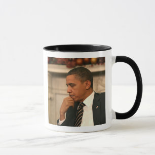 President Barack Obama overpeinst terwijl hij Mok
