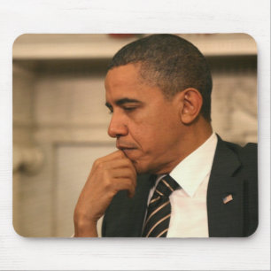 President Barack Obama overpeinst terwijl hij Muismat