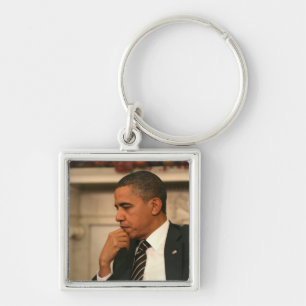 President Barack Obama overpeinst terwijl hij Sleutelhanger