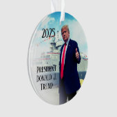 President Donald Trump 2023 duimt op marineschip Ornament (voorkant)