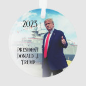 President Donald Trump 2023 duimt op marineschip Ornament (achterkant)