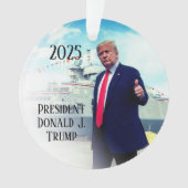 President Donald Trump 2023 duimt op marineschip Ornament (voorkant)