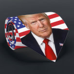 President Donald Trump - Amerikaanse vlag Stropdas<br><div class="desc">De "Donald Trump" politieke markt is open.  Kom binnen en maak je thuis.  Vertel je vrienden over ons en stuur hun onze link:  http://www.zazzle.com/DonaldTrumpHQ?rf=238549869542096443*</div>