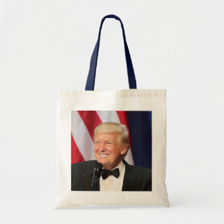 President Donald Trump bij zijn opening Tote Bag