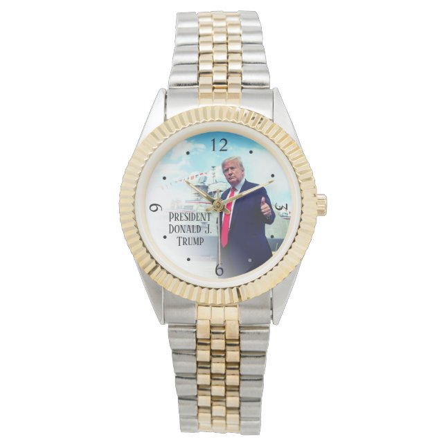 President Donald Trump duikt op marineschip Horloge (Voorkant)