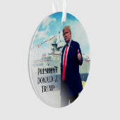 President Donald Trump duikt op marineschip Ornament (voorkant)