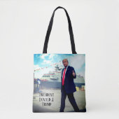 President Donald Trump duikt op marineschip Tote Bag (Voorkant)