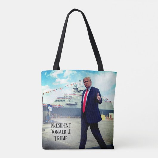 President Donald Trump duikt op marineschip Tote Bag (Achterkant)