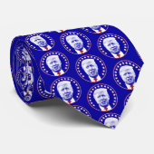 President Donald Trump in Blue Stropdas (Opgerold)