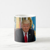 President Donald Trump Koffiemok (Center)