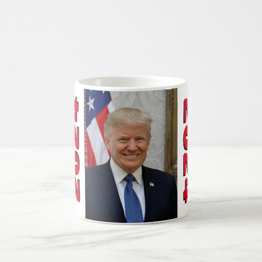 President Donald Trump Koffiemok (Center)