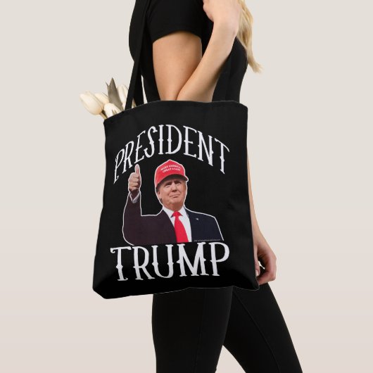 President Donald Trump Red Pet duikt op Tote Bag (Dichtbij)