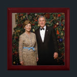 President George Struik, Laura Christmas White Hou Cadeaudoosje<br><div class="desc">George & Laura Struik Kerstmis Witte Huis Portret. George W. Struik, het 43ste President van Amerika (2001-2009), werd omgevormd tot een President in oorlogstijd in de nasleep van de terroristische aanslagen in de lucht op 11 september 2001, geconfronteerd met de "grootste uitdaging van elk President sinds Abraham Lincoln." — De...</div>