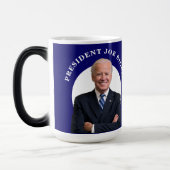 President Joe Biden-portret op blauw Magische Mok (Links)