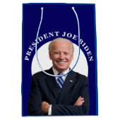 President Joe Biden-portret op blauw Medium Cadeauzakje (Voorkant)