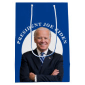President Joe Biden-portret op blauw Medium Cadeauzakje (Achterkant)