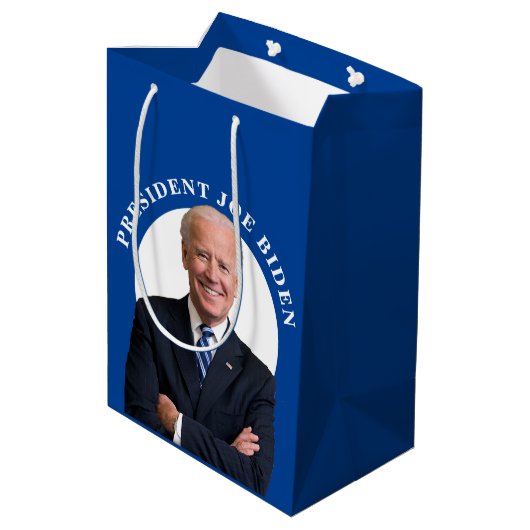 President Joe Biden-portret op blauw Medium Cadeauzakje (Achterkant Gekanteld)