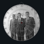 President John Kennedy & Brothers Amerikaanse Came Dartbord<br><div class="desc">De zon scheen op de drie broers Kennedy toen ze onder de bekende witte portiek van het Witte Huis stonden. President John F. Kennedy, de oudste, leunde tegen een pilaar, een wrange lach op zijn lippen. Zijn jongere broers, Robert en Ted, stonden naast hem, hun gezichten een mix van vermaak...</div>