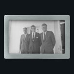 President John Kennedy & Brothers Amerikaanse Came Gesp<br><div class="desc">De zon scheen op de drie broers Kennedy toen ze onder de bekende witte portiek van het Witte Huis stonden. President John F. Kennedy, de oudste, leunde tegen een pilaar, een wrange lach op zijn lippen. Zijn jongere broers, Robert en Ted, stonden naast hem, hun gezichten een mix van vermaak...</div>