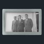 President John Kennedy & Brothers Amerikaanse Came Gesp<br><div class="desc">De zon scheen op de drie broers Kennedy toen ze onder de bekende witte portiek van het Witte Huis stonden. President John F. Kennedy, de oudste, leunde tegen een pilaar, een wrange lach op zijn lippen. Zijn jongere broers, Robert en Ted, stonden naast hem, hun gezichten een mix van vermaak...</div>