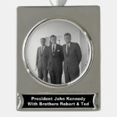 President John Kennedy & Brothers Amerikaanse Came Verzilverd Banner Ornament (Voorkant)